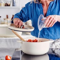 Гусятниця чавунна з кришкою KitchenAid Cast Iron 5,6 л мигдальний крем CC006062-001
