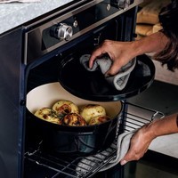 Каструля чавунна з кришкою KitchenAid Cast Iron 5,2 л чорна CC006061-001